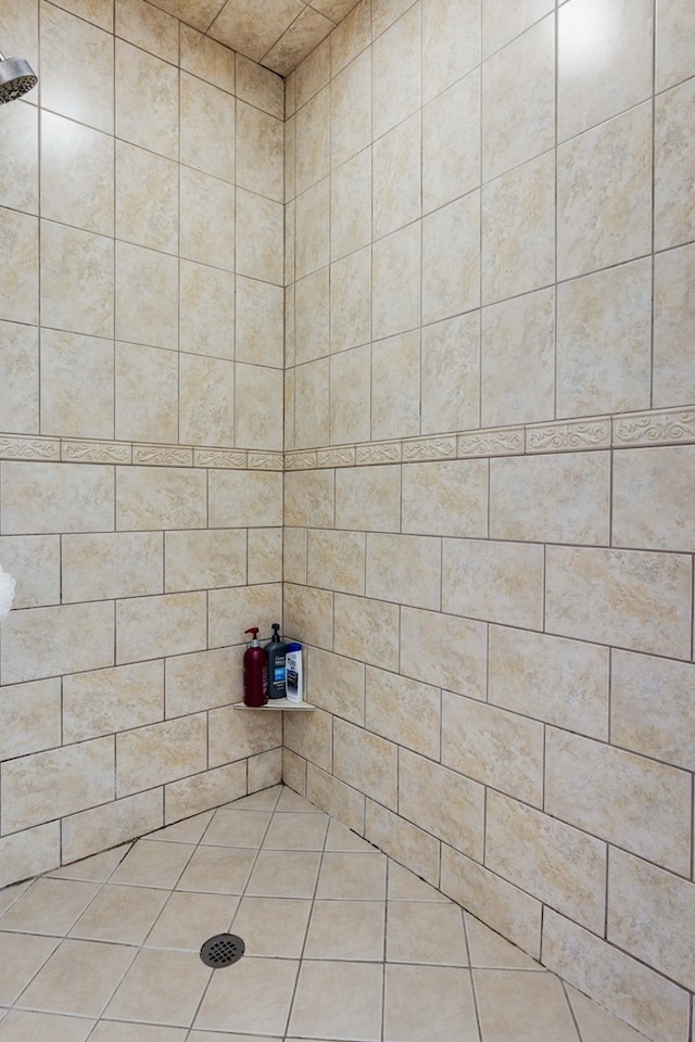 bathroom featuring tiled shower