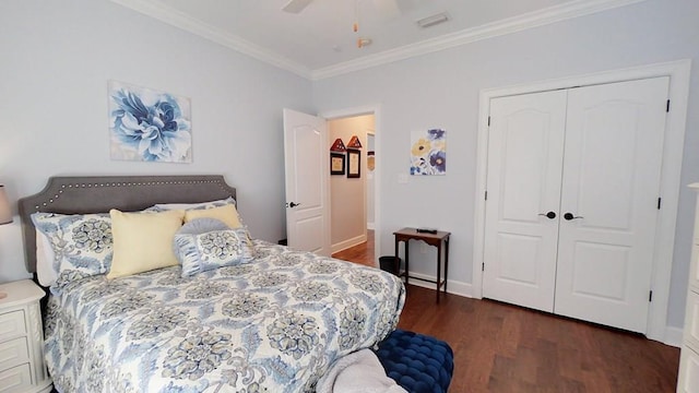 bedroom with dark hardwood / wood-style flooring, a closet, ceiling fan, and crown molding