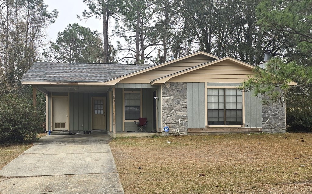 view of front of home with a front lawn