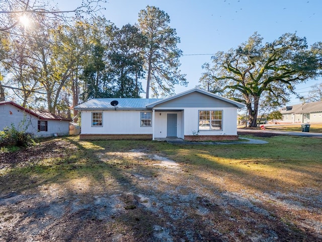 ranch-style house featuring a front yard