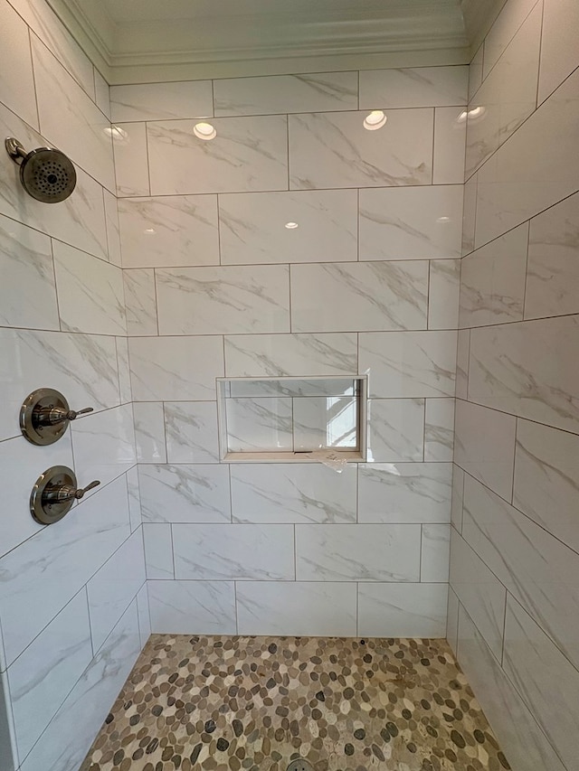 bathroom featuring a tile shower