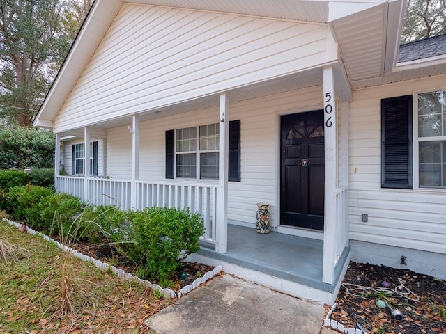 entrance to property featuring covered porch