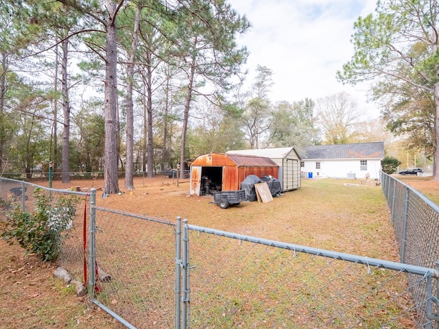 view of yard with an outbuilding