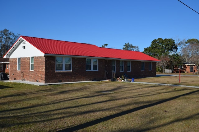 single story home featuring a front lawn