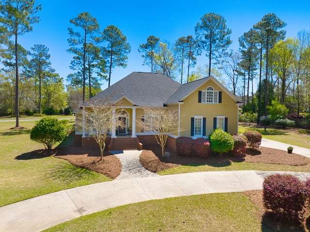 view of front of property featuring a front lawn