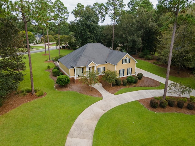 view of front of property with a front yard