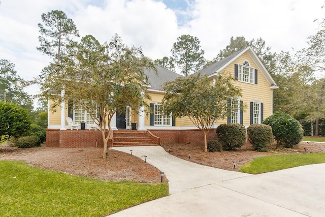 view of front facade featuring a front yard