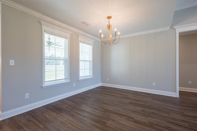 spare room featuring dark wood-style flooring, a notable chandelier, crown molding, and baseboards