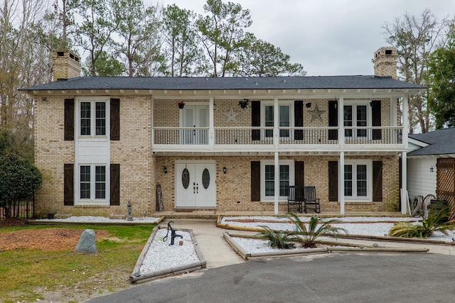 view of front of home featuring a balcony