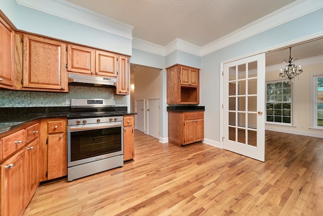 kitchen with tasteful backsplash, stainless steel range with electric cooktop, light hardwood / wood-style floors, crown molding, and an inviting chandelier