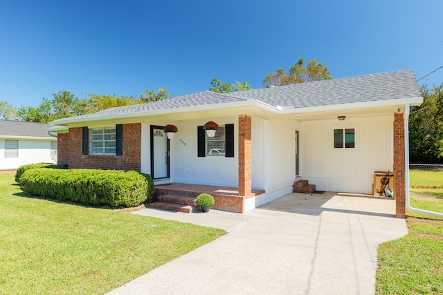 ranch-style house featuring a front lawn