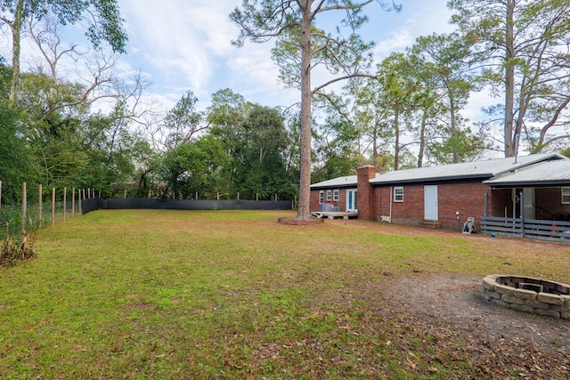 view of yard featuring a fire pit