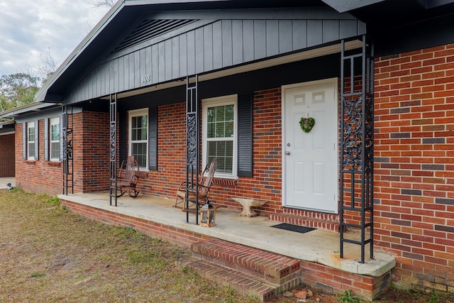 entrance to property featuring covered porch