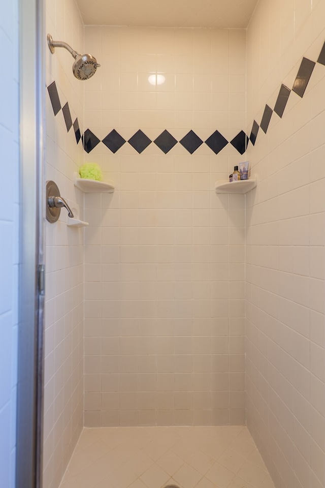 full bath with tiled shower