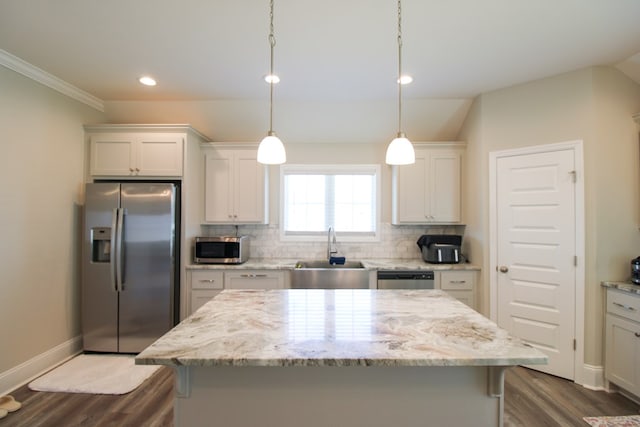 3968 Lu Ln, Hahira, GA 31632 - kitchen featuring appliances with stainless steel finishes, a sink, backsplash, and a kitchen island