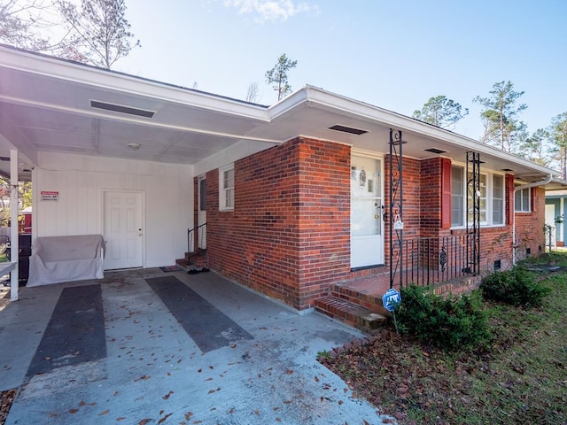 property entrance with a carport and a porch