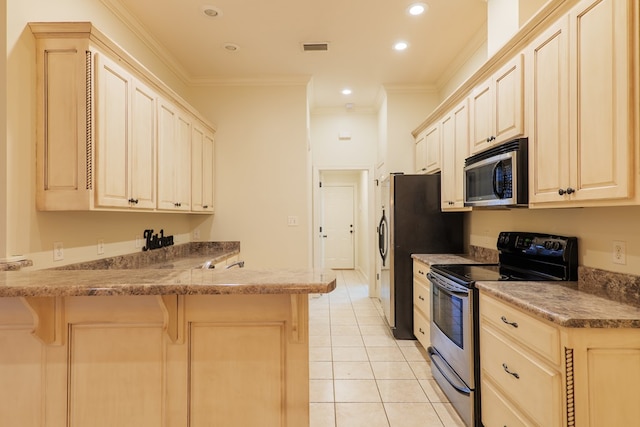 kitchen featuring stainless steel appliances, a breakfast bar, a peninsula, visible vents, and crown molding