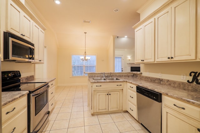 kitchen featuring stainless steel appliances, a peninsula, a sink, hanging light fixtures, and ornamental molding