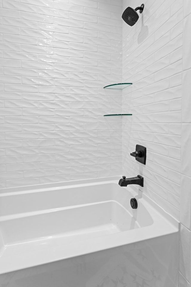 bathroom with tiled shower / bath combo