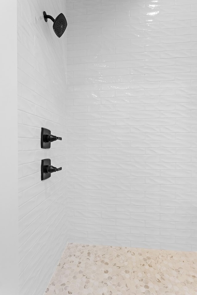 details featuring tiled shower