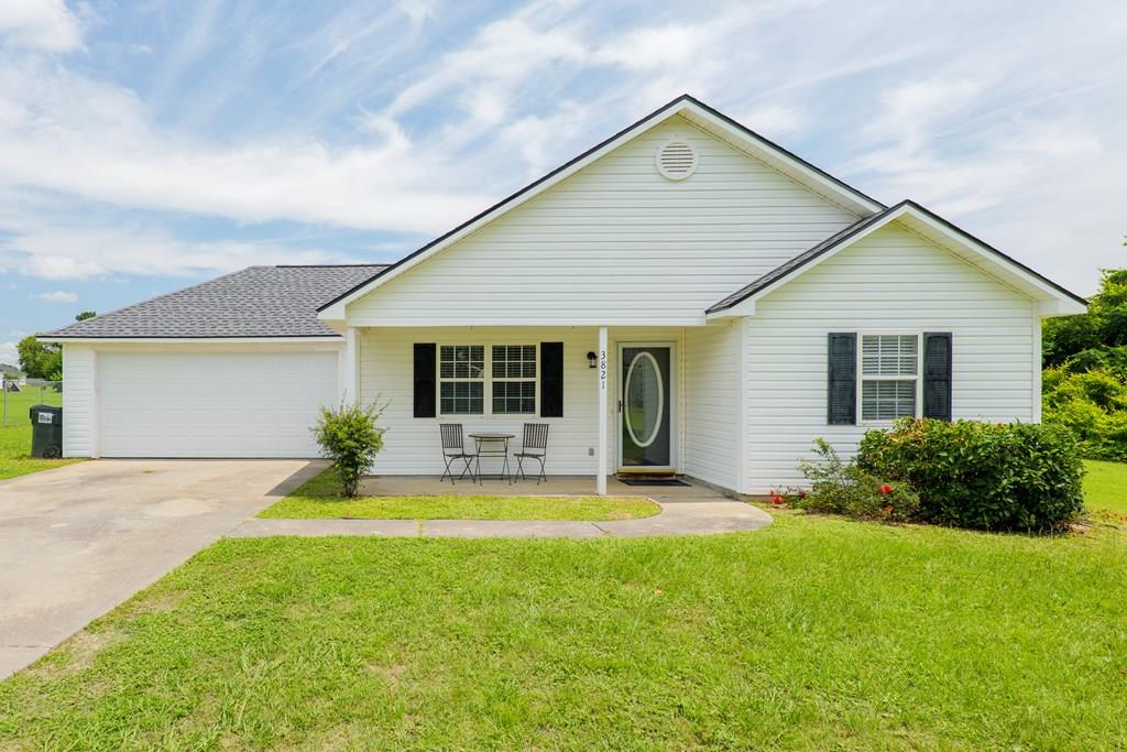 3821 Saddlebred Ln, Valdosta, GA 31605 - view of front of property featuring driveway, a porch, a front yard, and a garage