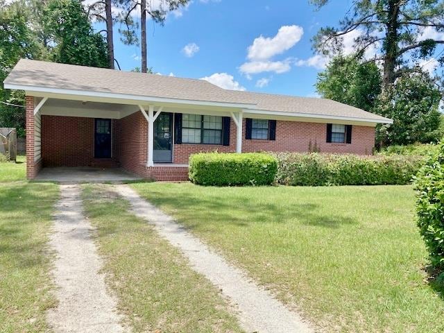 619 Lakeview Dr, Adel, GA 31620 - single story home with driveway, a front yard, and brick siding