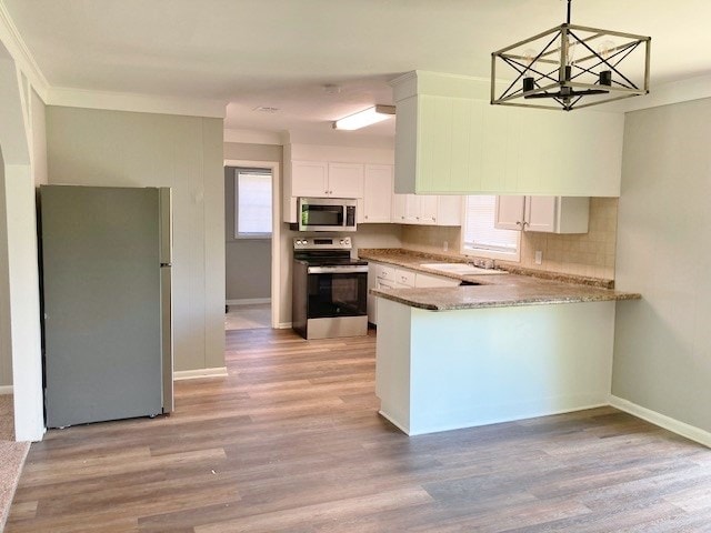 619 Lakeview Dr, Adel, GA 31620 - kitchen with stainless steel appliances, light wood-style floors, white cabinetry, and baseboards