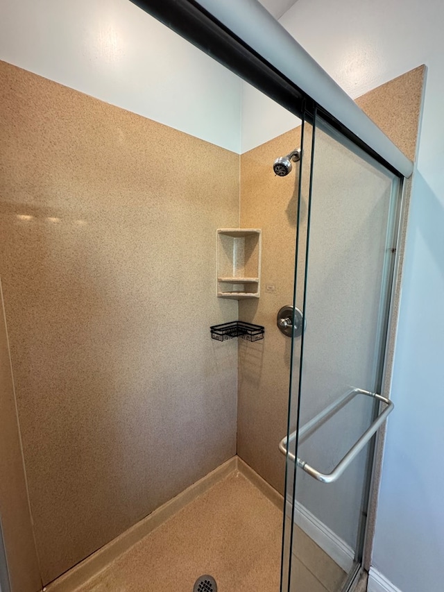 bathroom featuring tiled shower