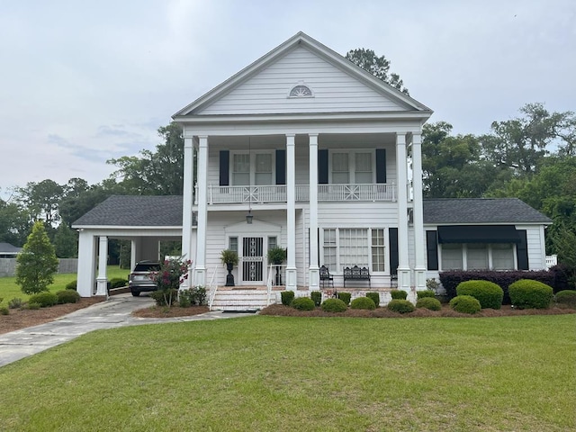 view of front of house featuring driveway, covered porch, a front yard, and roof with shingles