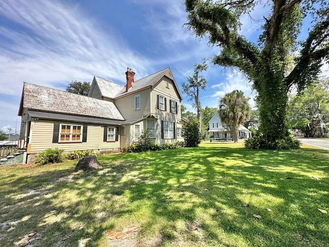 view of front facade featuring a front yard