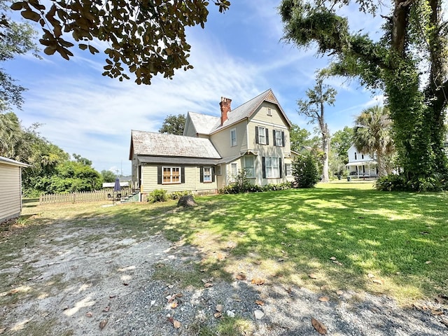 view of front of home featuring a front yard