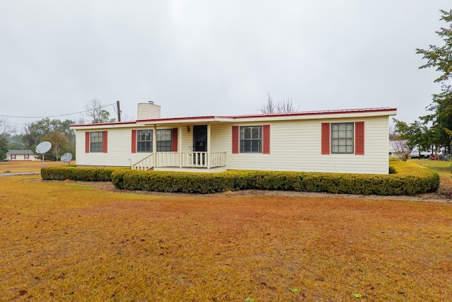 view of front of house featuring a front yard