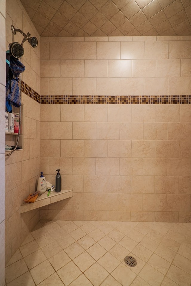 bathroom featuring a tile shower