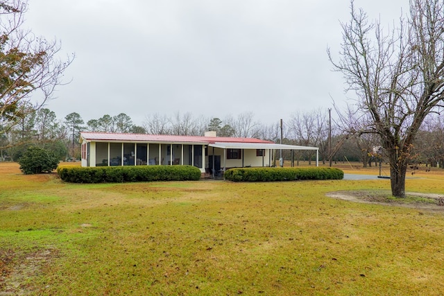 view of front of property featuring a front lawn