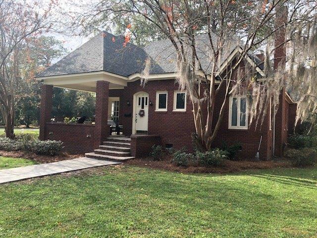 view of front of property featuring a front yard