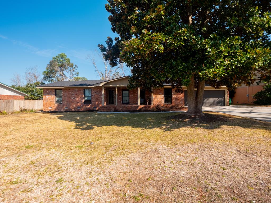 view of front of house with a front lawn