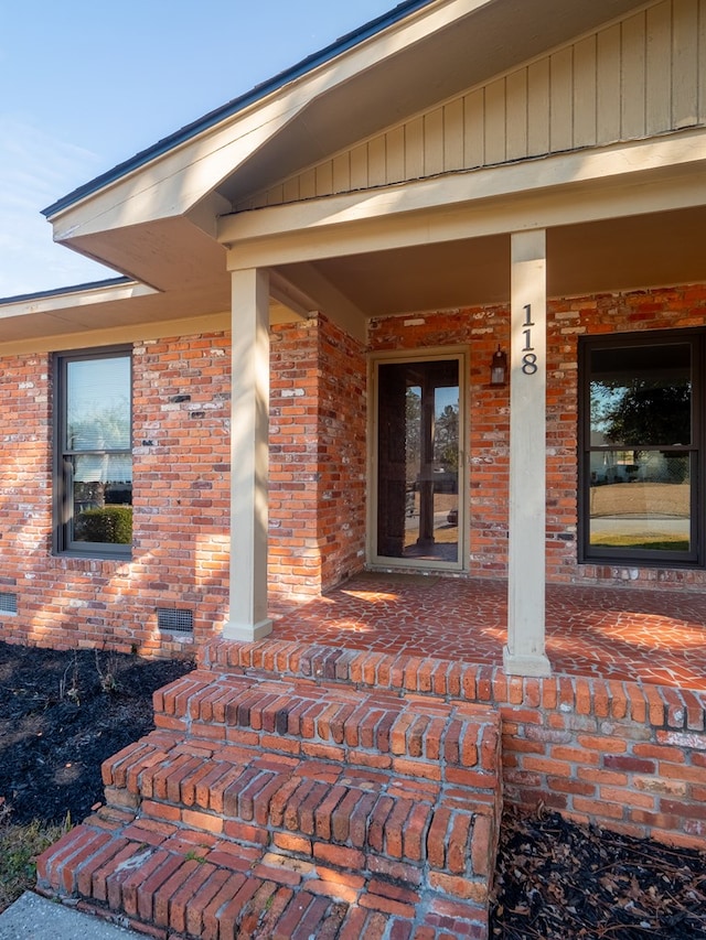 doorway to property with covered porch