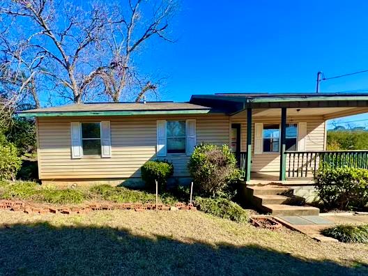 view of front of property featuring a porch