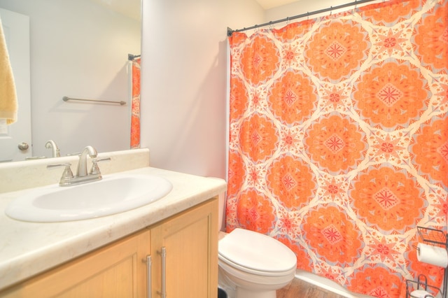 full bathroom with a shower with shower curtain, toilet, and vanity