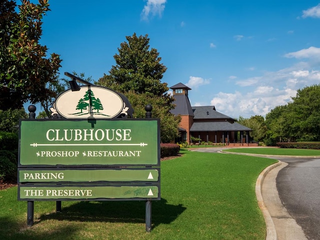 community / neighborhood sign featuring a lawn