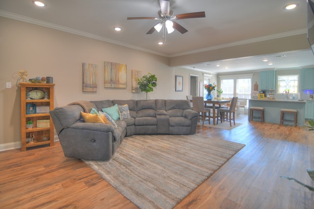 living room with recessed lighting, baseboards, wood finished floors, and crown molding