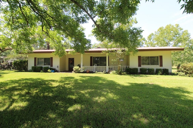 ranch-style house featuring a front lawn