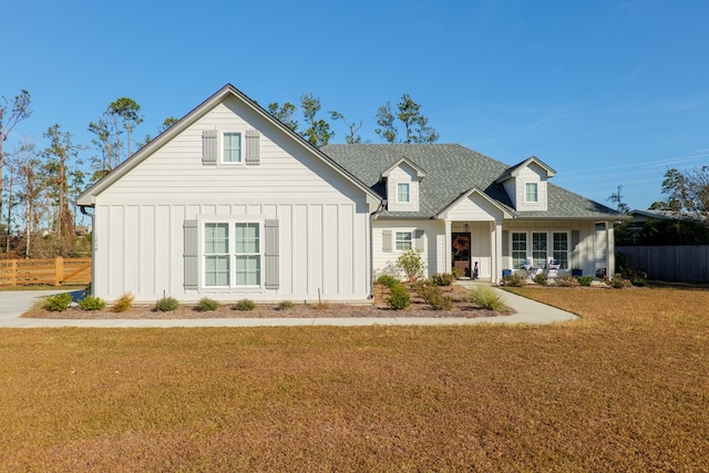 view of front of home featuring a front yard