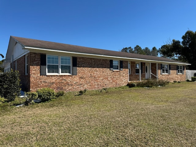 ranch-style home featuring a front lawn