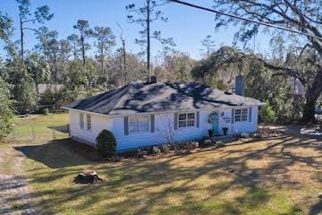 view of front of home featuring a front yard