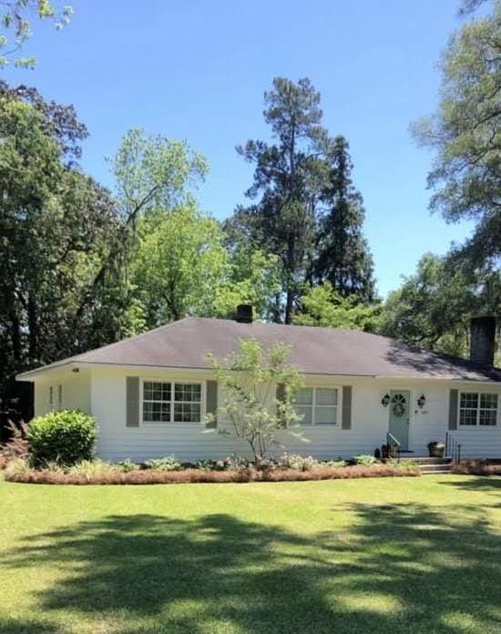 view of front of house with a front lawn