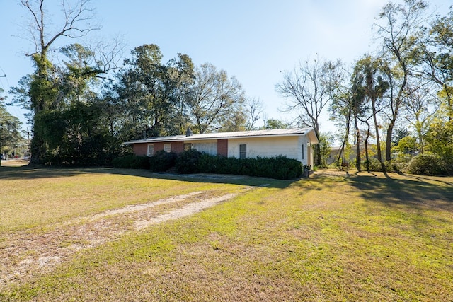 view of front of house with a front lawn