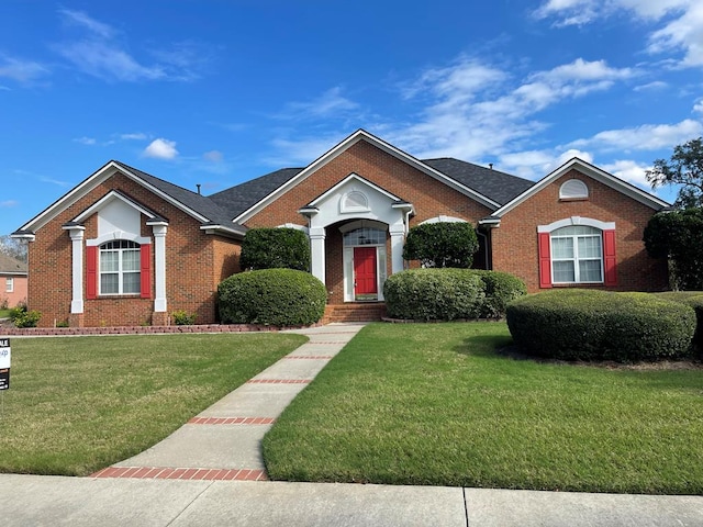 view of front of house featuring a front lawn