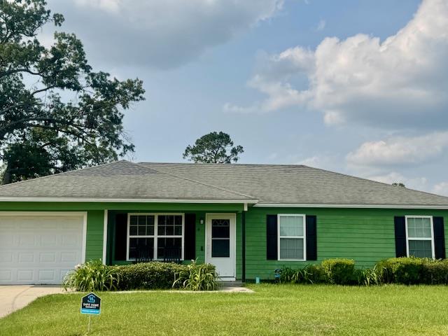 4 Martin Luther King, Jr Cir, Valdosta, GA 31601 - single story home featuring a garage, a front lawn, and driveway