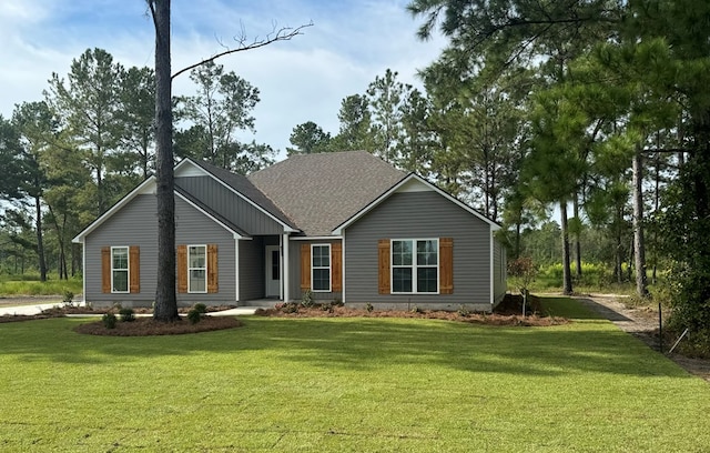 view of front of property featuring a front lawn